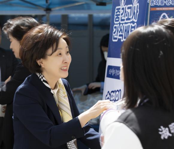 “바빠도 아침은 거르지 마세요!” 중간고사 아침밥 배부 행사