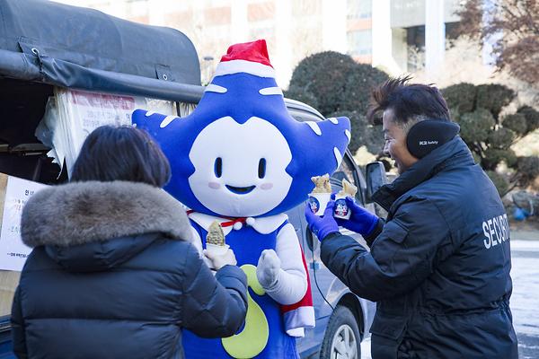 Students Spread Warmth in the Cold by Handing Out Bungeoppang to Cleaning and Security Staff