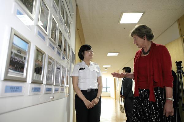 최초 여성학군단 찾은 캐슬린 스티븐스 주한 미국 대사