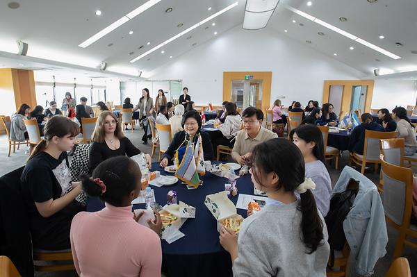 President Moon to ‘Expand Courses on Korean Culture,’ Communicating with International Students