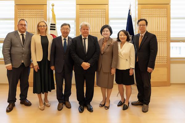 Delegates from Hungary’s Prestigious University of Dunaújváros Visit Sookmyung Women’s University and Sign MOU