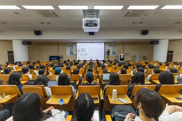 웹툰 '정년이' 서이레 작가, 중앙도서관 특강 